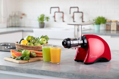 Sana Juicer EUJ-707 Red lifestyle
