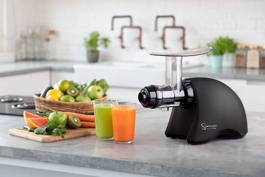 Sana Juicer EUJ-707 Black lifestyle