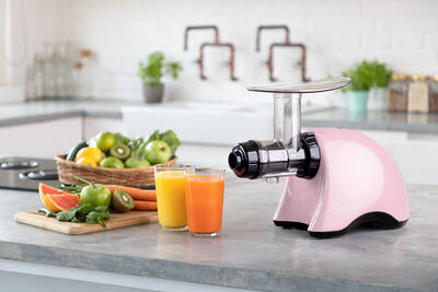 Sana Juicer EUJ-707 Pink lifestyle